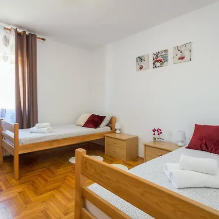 Holiday home 4 Schlafzimmer, 3 Badezimmer, Wohnzimmer, Voll Ausgestattete Kueche, Privater Pool, Sommerkueche, Grill, Garten Pula