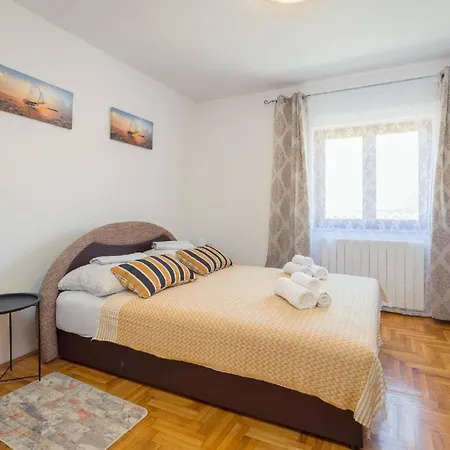 Holiday home 4 Schlafzimmer, 3 Badezimmer, Wohnzimmer, Voll Ausgestattete Kueche, Privater Pool, Sommerkueche, Grill, Garten Pula