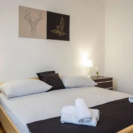 4 Schlafzimmer, 3 Badezimmer, Wohnzimmer, Voll Ausgestattete Kueche, Privater Pool, Sommerkueche, Grill, Garten * Pula