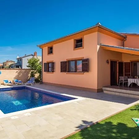 4 Schlafzimmer, 3 Badezimmer, Wohnzimmer, Voll Ausgestattete Kueche, Privater Pool, Sommerkueche, Grill, Garten Holiday home