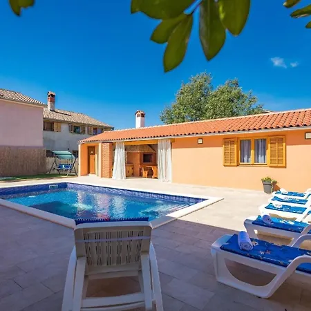 Holiday home 4 Schlafzimmer, 3 Badezimmer, Wohnzimmer, Voll Ausgestattete Kueche, Privater Pool, Sommerkueche, Grill, Garten