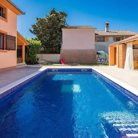 4 Schlafzimmer, 3 Badezimmer, Wohnzimmer, Voll Ausgestattete Kueche, Privater Pool, Sommerkueche, Grill, Garten