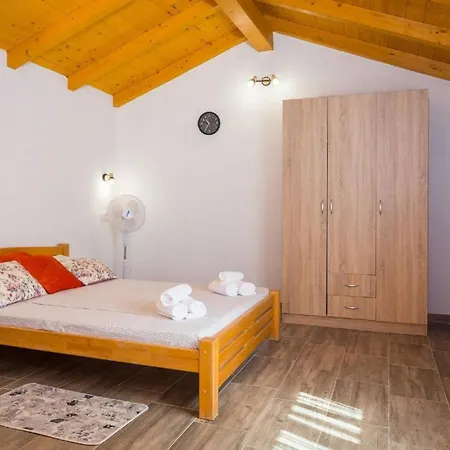 Holiday home 4 Schlafzimmer, 3 Badezimmer, Wohnzimmer, Voll Ausgestattete Kueche, Privater Pool, Sommerkueche, Grill, Garten Pula