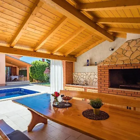 4 Schlafzimmer, 3 Badezimmer, Wohnzimmer, Voll Ausgestattete Kueche, Privater Pool, Sommerkueche, Grill, Garten Pula