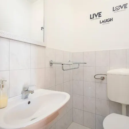 4 Schlafzimmer, 3 Badezimmer, Wohnzimmer, Voll Ausgestattete Kueche, Privater Pool, Sommerkueche, Grill, Garten Holiday home