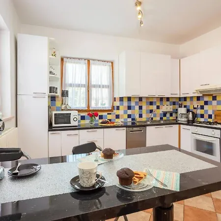 4 Schlafzimmer, 3 Badezimmer, Wohnzimmer, Voll Ausgestattete Kueche, Privater Pool, Sommerkueche, Grill, Garten Pula