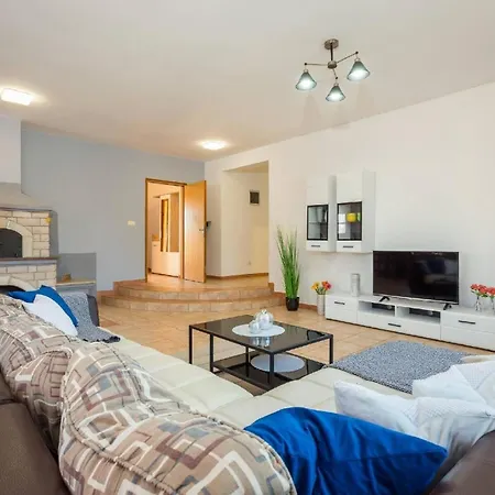 4 Schlafzimmer, 3 Badezimmer, Wohnzimmer, Voll Ausgestattete Kueche, Privater Pool, Sommerkueche, Grill, Garten
