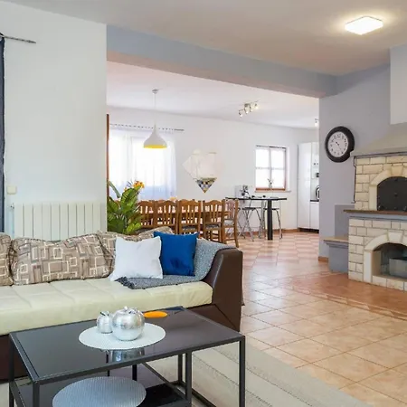 4 Schlafzimmer, 3 Badezimmer, Wohnzimmer, Voll Ausgestattete Kueche, Privater Pool, Sommerkueche, Grill, Garten Holiday home *