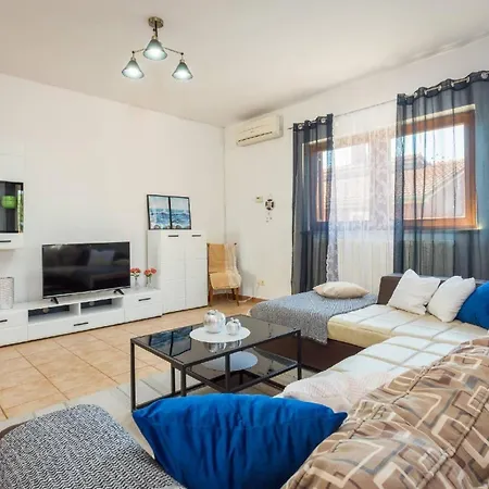 Holiday home 4 Schlafzimmer, 3 Badezimmer, Wohnzimmer, Voll Ausgestattete Kueche, Privater Pool, Sommerkueche, Grill, Garten Pula