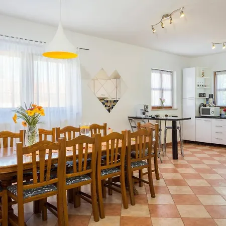 4 Schlafzimmer, 3 Badezimmer, Wohnzimmer, Voll Ausgestattete Kueche, Privater Pool, Sommerkueche, Grill, Garten