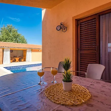 4 Schlafzimmer, 3 Badezimmer, Wohnzimmer, Voll Ausgestattete Kueche, Privater Pool, Sommerkueche, Grill, Garten Holiday home