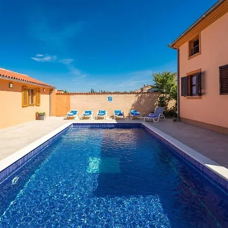 4 Schlafzimmer, 3 Badezimmer, Wohnzimmer, Voll Ausgestattete Kueche, Privater Pool, Sommerkueche, Grill, Garten Pula