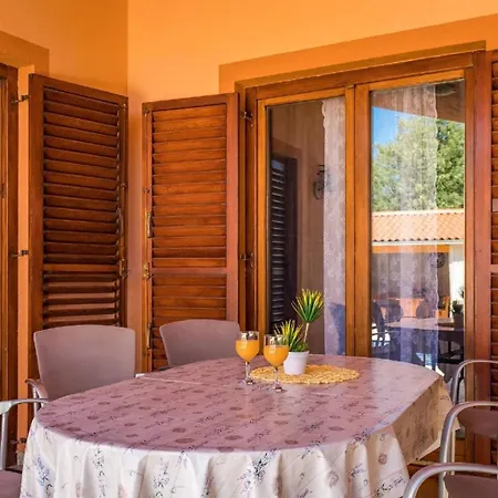 4 Schlafzimmer, 3 Badezimmer, Wohnzimmer, Voll Ausgestattete Kueche, Privater Pool, Sommerkueche, Grill, Garten *