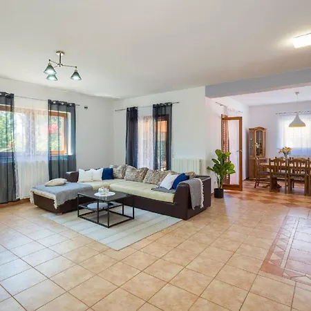 펜션 4 Schlafzimmer, 3 Badezimmer, Wohnzimmer, Voll Ausgestattete Kueche, Privater Pool, Sommerkueche, Grill, Garten *